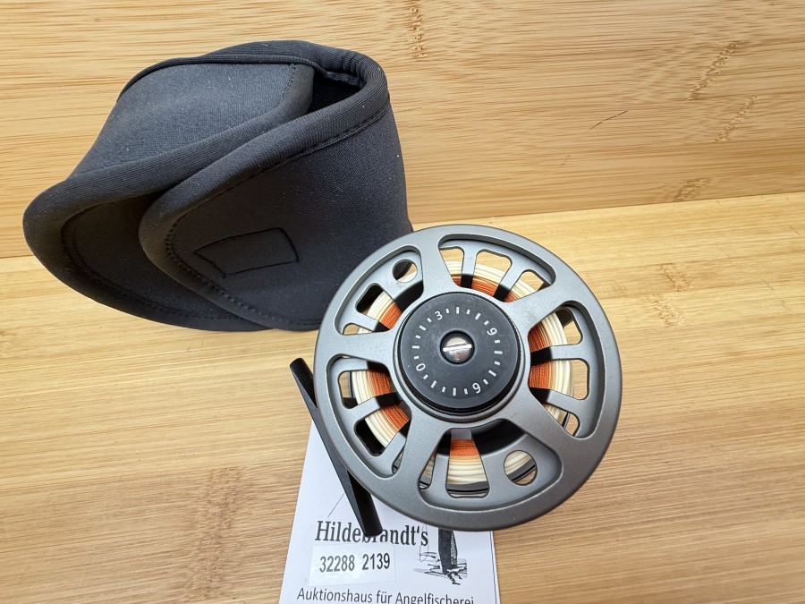 Fliegenrolle, Großkern 5/7, Links- oder Rechtshand, Rollendurchmesser 85mm, Rollenbreite 40mm, Gewicht 179g, mit gefischter Fliegenschnur WF 6 F, Neoprene Rollentasche, neu im Karton