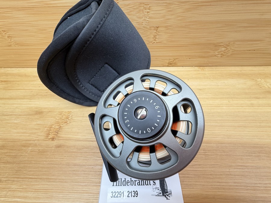 Fliegenrolle, Großkern 3/5, Links- oder Rechtshand, Rollendurchmesser 77mm, Rollenbreite 40mm, Gewicht 160g, mit gefischter Fliegenschnur Wulff TT 3F, Neoprene Rollentasche, neu im Karton