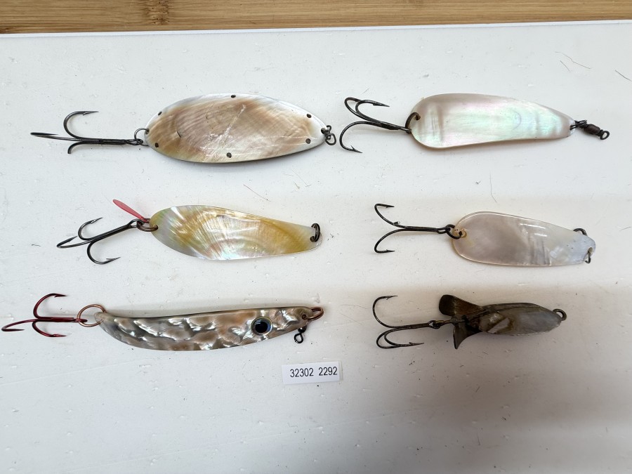6 Kunstköder, Perlmutt/Kupfer, 85mm, 21g, 3 Löffel. 60-75mm, 6-8g, Spange, Perlmutt, 100mm, 11g, Wunderfischli, 50mm, 21g, gefischt