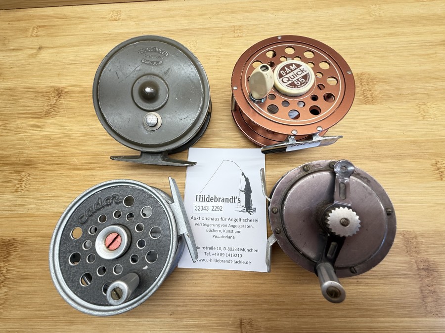 4 Fliegenrollen, Kneubühler, Swiss Made, Burgdorf, Rechtshand, ausschaltbare Knarre, Rollendurchmesser 85mm, Rollenbreite 34mm, Gewicht 181g, DAM, Quick 55, Made in Germany, Rollendurchmesser 88mm, Rollenbreite 34mm, Gewicht 170g, Cador, Rechtshand, Rollendurchmesser, 80mm, Rollenbreite 30mm, Gewicht 125g, ungemarkte Rolle, mit Dacronschnur, Gebrauchsspuren