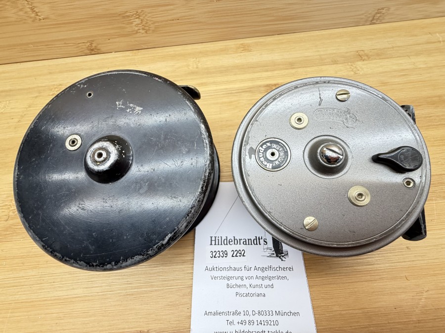 2 Lachsfliegenrollen, J.W. Joung & Son, Beaudex, Rollendurchmesser 95mm, Rollenbreite 31mm, Gewicht 289g, mit. Fliegenschnur, Alurolle, Links- oder Rechtshand, schwarz lackiert, Horngriff, Messing Rollenfuß, Rollendurchmesser 101mm, Rollenbreite 46mm, Gewicht  269g, Gebrauchsspuren