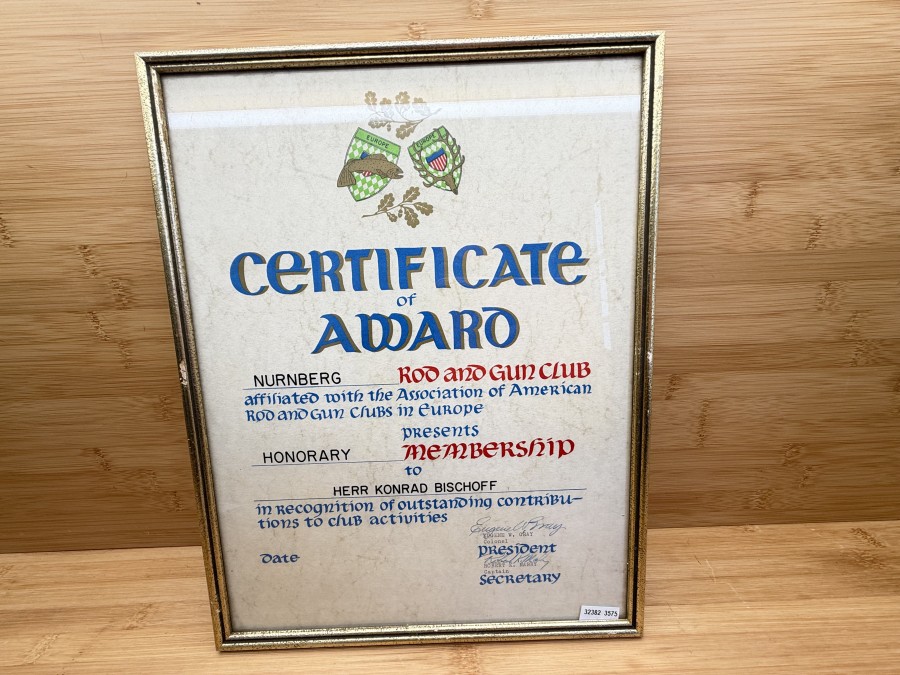 Bild, Grösse, 275x360mm, Certificate of Award, Nürnberg Rod and Gun Club, affiliated with the Association of American Rod and Gun Clubs in Europe presents Honorary Membership to Herr Konrad Bischoff in recognition of outstanding contributions to club activities, Edgine W. Gray, Colonel, Robert K. Mabry, Captain