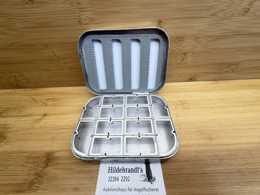 Fliegenbox, Wheatley, Silmalloy Metal, 125x95x95mm, 12 Springdeckelfächer, Foameinlage, Gebrauchsspuren