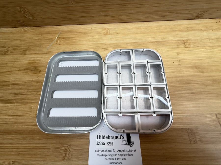 Fliegenbox, Wheatley, Silmalloy Metal, 125x95x95mm, 12 Springdeckelfächer, Foameinlage, Gebrauchsspuren