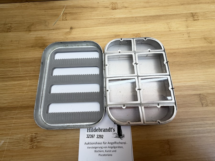 Fliegenbox, Wheatley, Silmalloy Metal, 125x95x95mm, 8 Springdeckelfächer, Foameinlage, Gebrauchsspuren