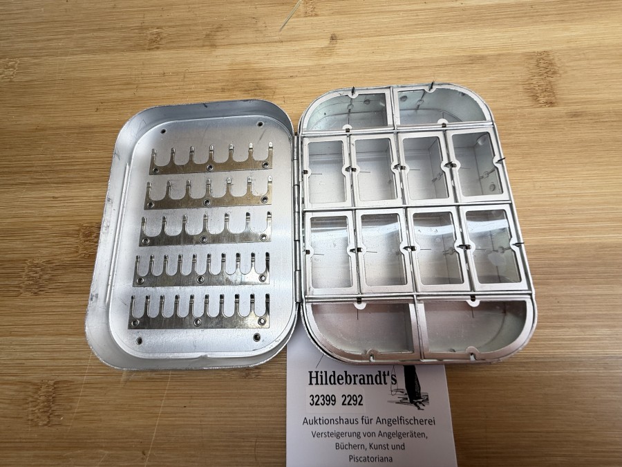 Fliegenbox, Wheatley, Silmalloy Metal, 125x95x95mm, 12 Springdeckelfächer, 41 Halteclips,  Gebrauchsspuren