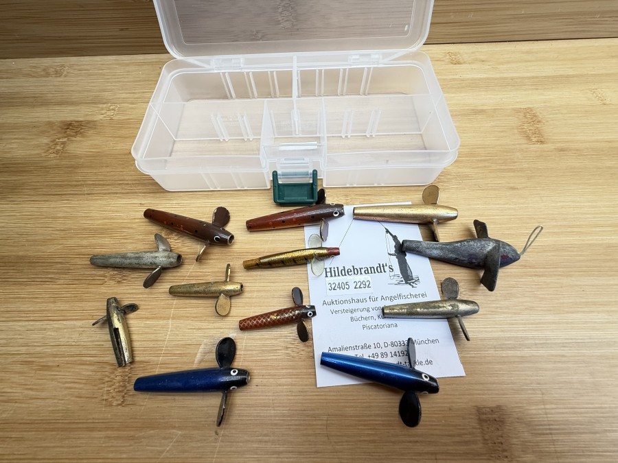 Kunstköder, 12 Devons, Alu, Blei und Messing, 35 bis 60mm, in Meioh Box, 185x100x33mm, Gebrauchsspuren