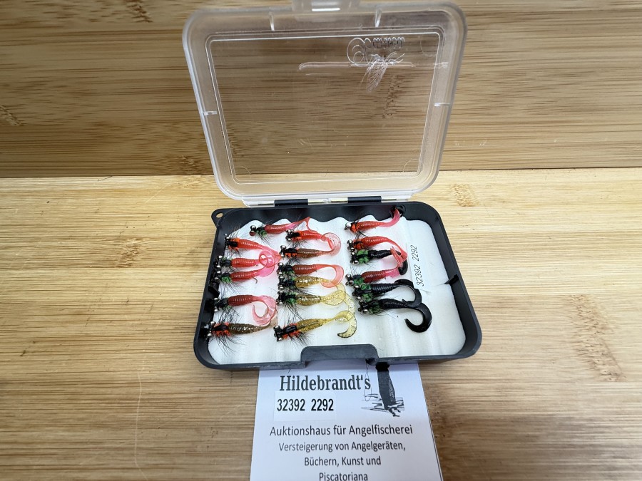 Gummifischsortiment, Kunststoff Fliegenbox, Foameinlage, 110x75x25mm, 17 Fliegen mit Gummi Wackelschwanz, ungefischt