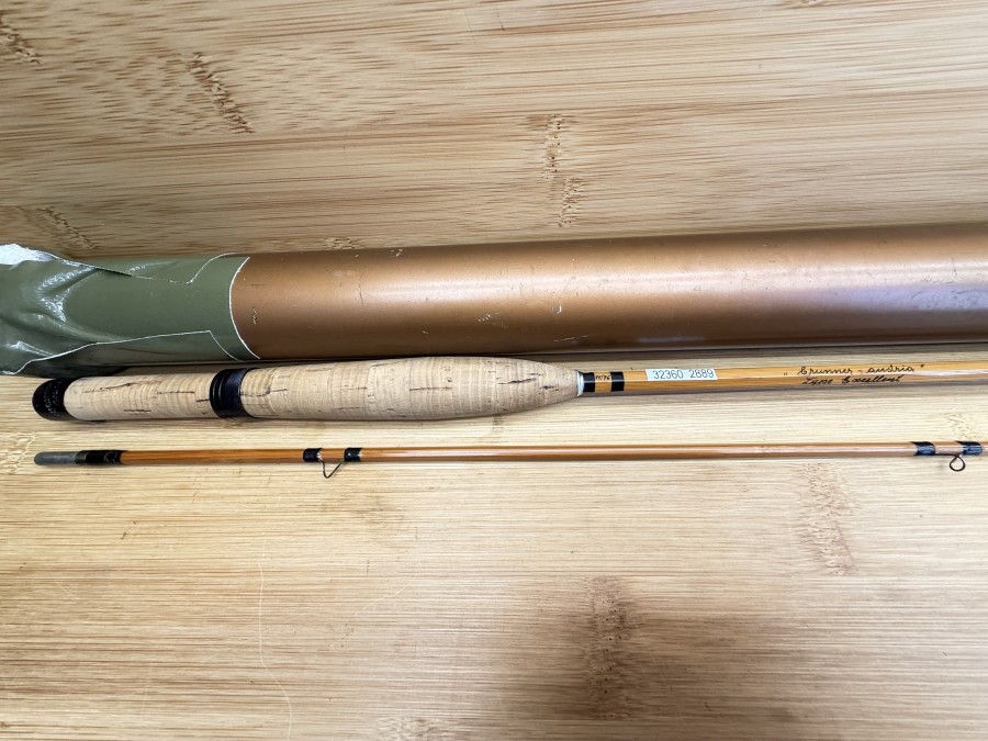 Gespliesste Fliegenrute, "brunner - austria", Type Exzellent, 11/76, 2tlg., 2,10m - 90g, #4-5, Futteral, Kunststoff Transportrohr (nicht Original), Spitze gerade, Gebrauchsspuren, Transportlänge 1080mm