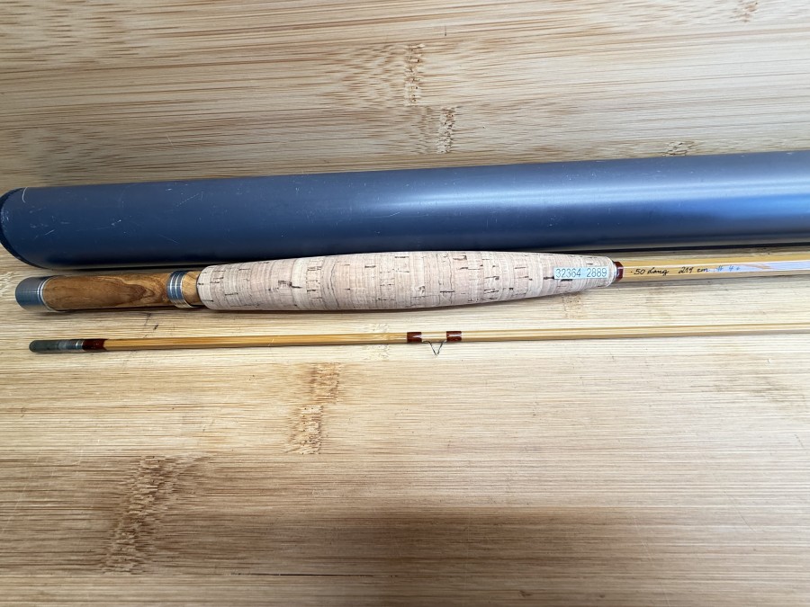 Gespliesste Fliegenrute, handgefertigt von Reinhard Lang, Österreich, 50,  Lang, 2tlg., 2,19m, #4, sehr schönes Taper, Florkork, mit Seide gewickelt, Futteral und Kunststoffrohr, Gebrauchsspuren, Transportlänge 1170mm