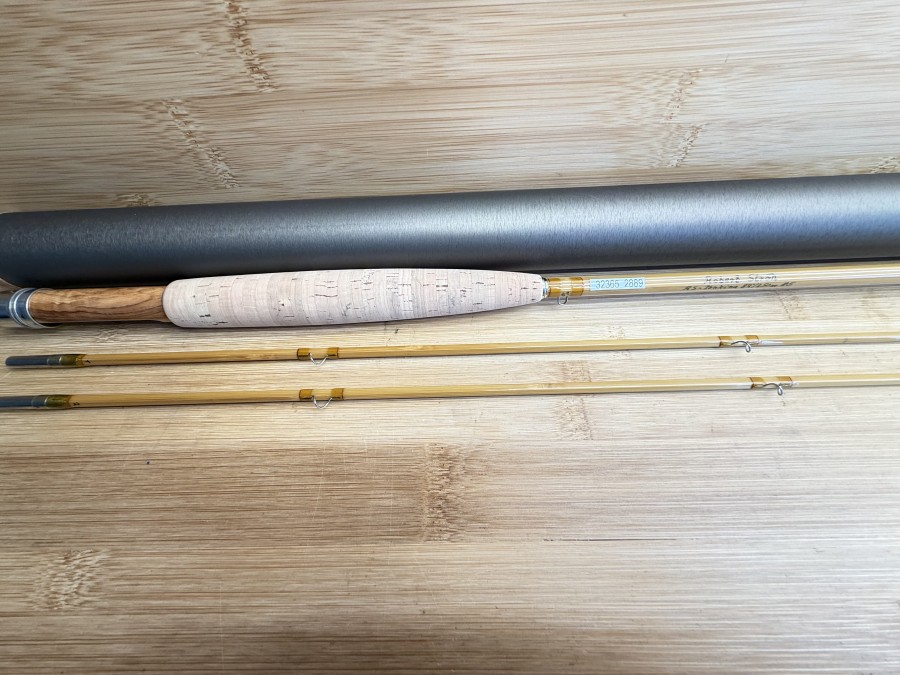 Gespliesste Fliegenrute, Robert Stroh, RS Tonkina, 2tlg., 8.2"/2,50m, #5, Gewicht 125 Gramm, Reservespitze, Hülsenstopfen, Futteral, Alu Transportrohr, ungefischt, Transportlänge 1350mm