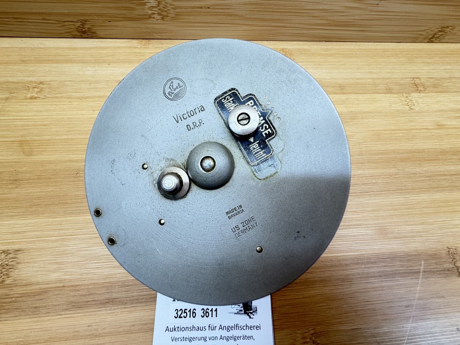 Vintage Angelrolle, Victoria D.R.P. AL, Alfred Legrand, aus der Zeit Zweiter Weltkrieg, die in der US-Zone produziert wurde, Made in Bavaria, Linkshand, Bremse stark - leicht, ausschaltbare Knarre, Rollendurchmesser 115mm, Rollenbreite 41mm, Gewicht 327g, technisch gut, Gebrauchsspuren