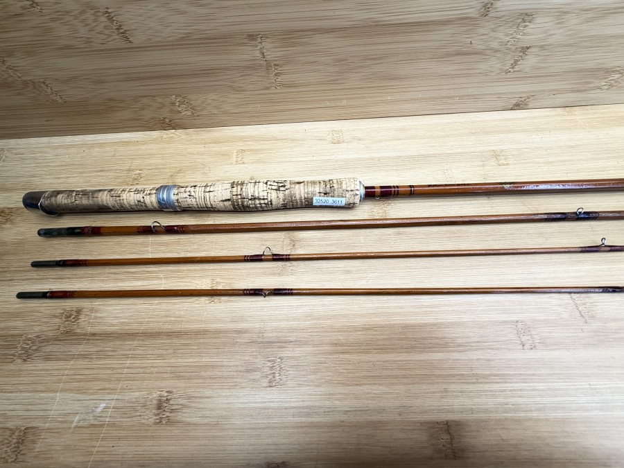 Gespliesste Fliegenrute, A. Schrader Köln, Am Hof 1, Reservespitze, 3tlg., 2,75m, #6, Gewicht 153g, Futteral, Gebrauchsspuren, Transportlänge 950mm