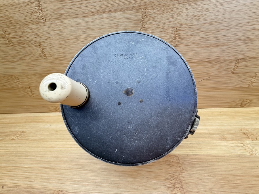 Lachsfliegenrolle, C. Farlow & Son Ltd, Holdfast, A 4535, Rechtshand, Horngriff, Messingfuß gekürzt, 69mm lang, Rollendurchmesser 116mm, Rollenbreite 60mm, Gewicht 525g, technisch gut, ohne Rollentsche, Gebrauchsspuren