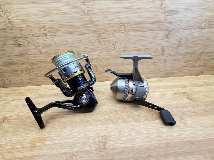 2 Stationärrollen, Anglertreff, EVO 3000, 9+1 Bearings, geflochtene Schnur, Kapselrolle,  Zebco, Made in USA, 44 Classic. Gebrauchsspuren