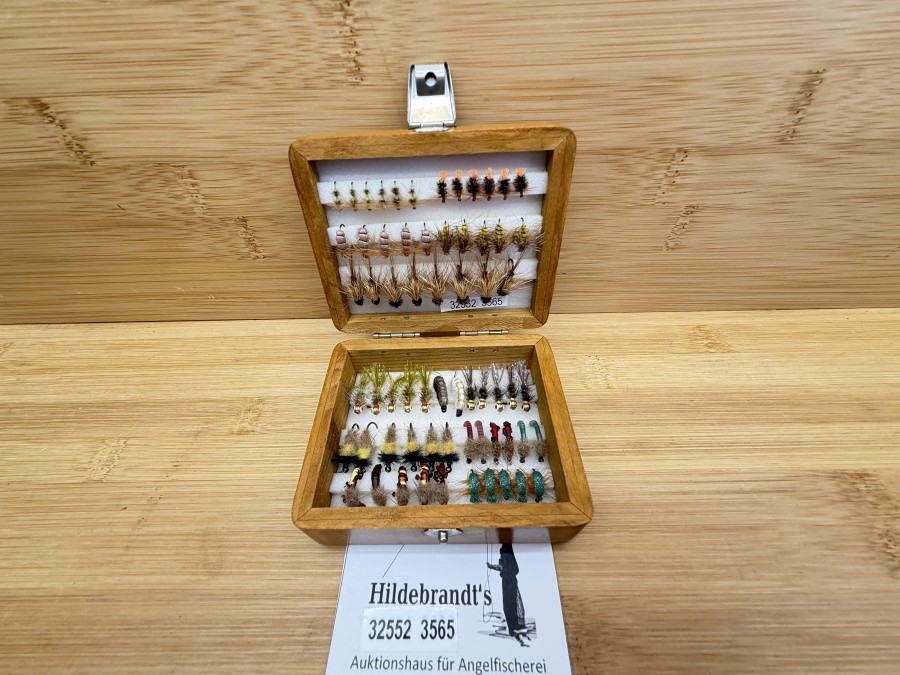 Fliegensortiment, gebunden von Paul Lupuji, 10 Jig´s, Grösse 12, 30 Trockenfliegen, Grösse 10 - 18, 25 Bachflohkrebse und Nymphen, in Holzbox, sehr gute Qualität