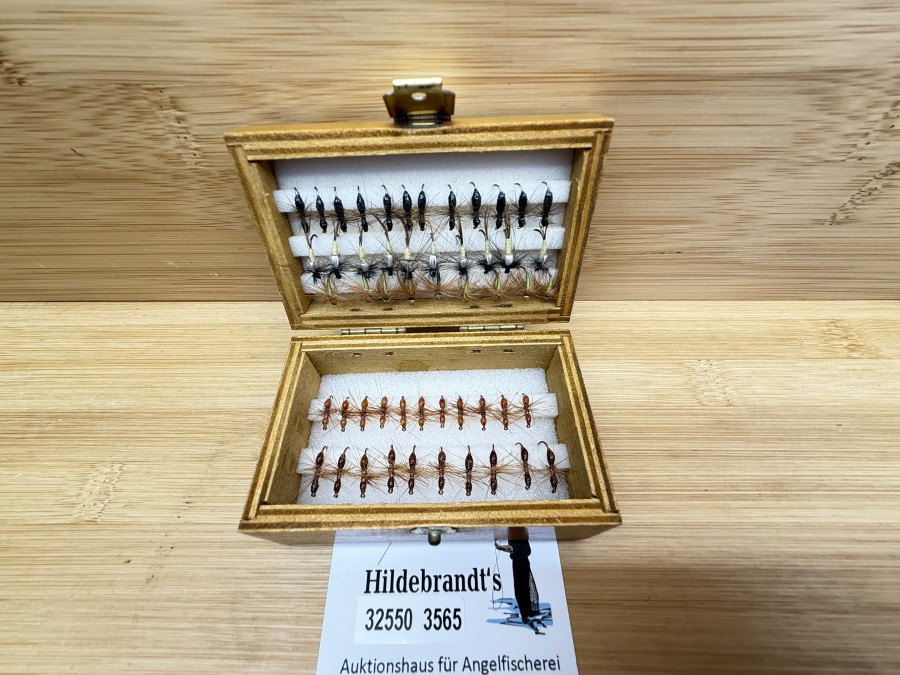 Fliegensortiment, gebunden von Paul Lupuji, 33 Ameisen, Grösse 12 und 14, 10 Nymphen, Grösse 12, 9 Goldkopfnymphen, Grösse 14, in Holzbox Partridge of Redditch, gute Qualität