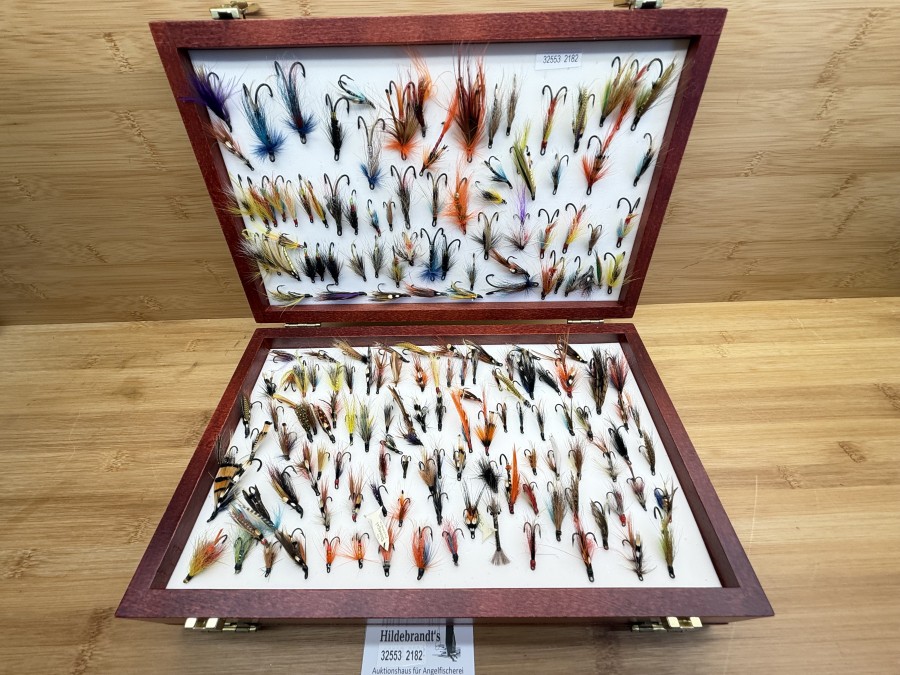 Lachsfliegensortiment, 310 Stück, gebunden auf Einzel- und Doppelhaken, Grösse 12 bis 2/0, Drilling, Grösse 8 bis 1/0, in Doppeldecker Holzbox, ordentliche Qualität
