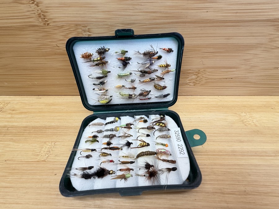 Nymphensortiment, Snowbee Box, Model No. 050, 95x65x30, Foameinlage,  75 Nymphen Grösse 10 - 18