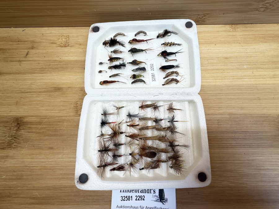 Fliegensortiment, in Orvis Schaumstoffbox, 125x85x30mm, 59 Nymphen und Trockenfliegen, Grösse 10 bis 20, Devaux und Ragot, gute Qualität