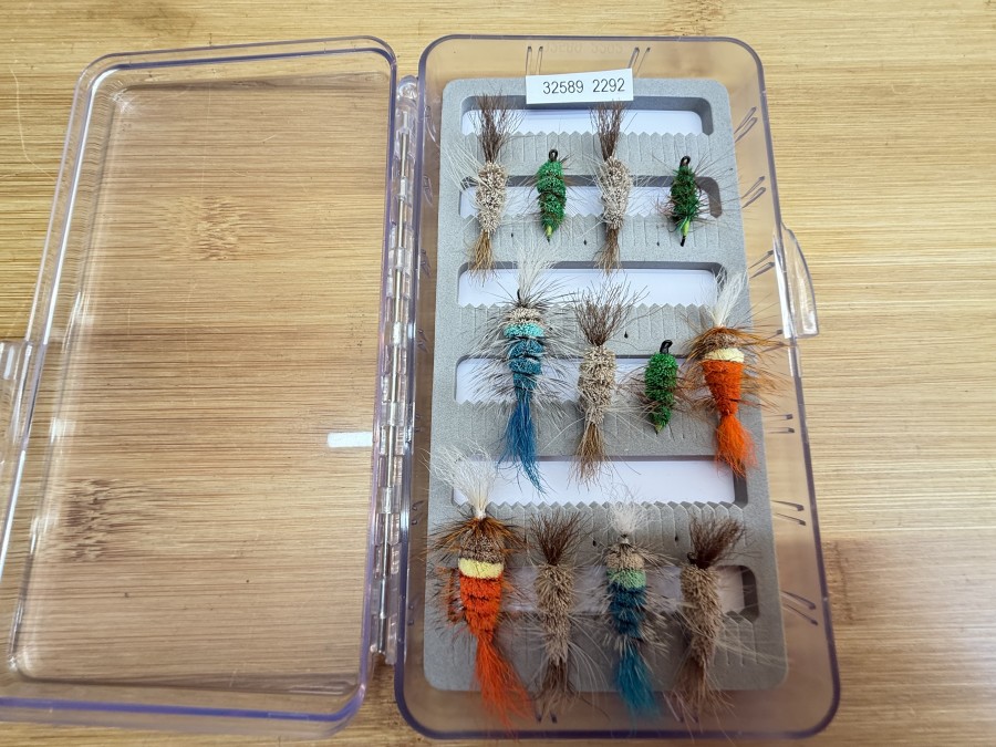 Fliegensortiment, Kunststoffbox mit geschlitzten Schaum, 160x90x20mm, 12 Bomber für Lachs