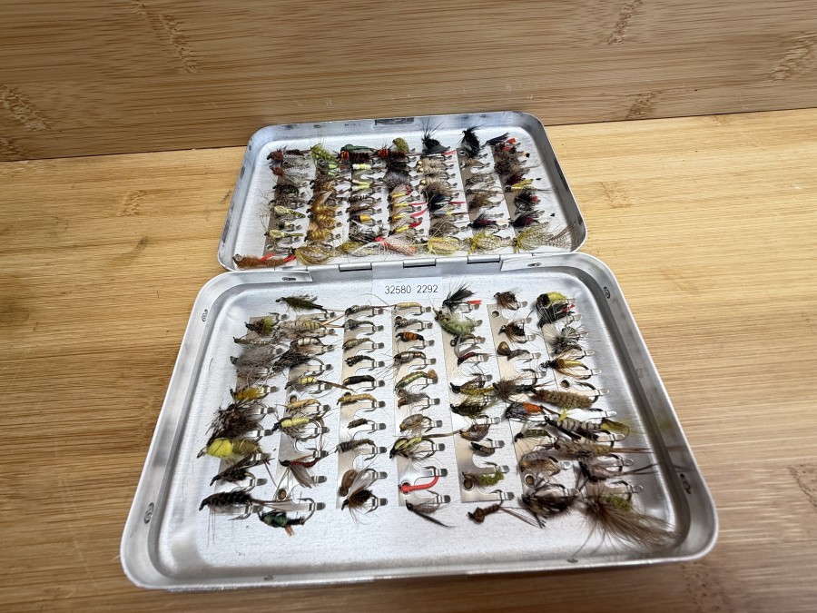Fliegensortiment, Perrine Fliegenbox, 150x100x20mm, mit 135 Goldkopfnymphen, Nymphen und Nassfliegen, Grösse 8 bis 18, teilweise gefischt