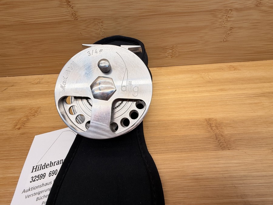 Fliegenrolle, Attig, Mod 82/1, 3/4, Antireverse, Links- oder Rechtshand, Alu poliert, Rollendurchmesser 85mm, Rollenbreite 30mm, Gewicht 188g, Neoprene Rollentasche, leichte Gebrauchsspuren