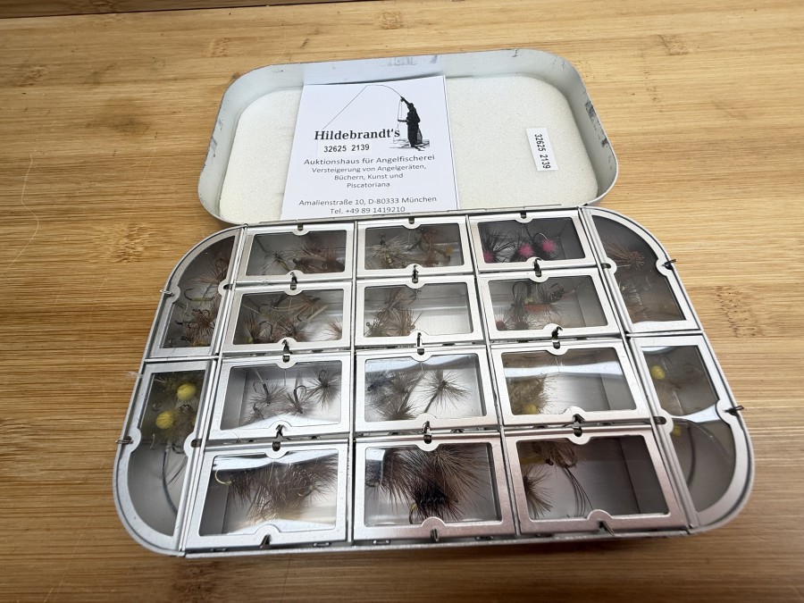 Fliegenbox, Wheatley, Silmalloy Metal, 155x90x28mm, 16 Springdeckelfächer, Schaumstoffeinlage, mit 60 Trockenfliegen