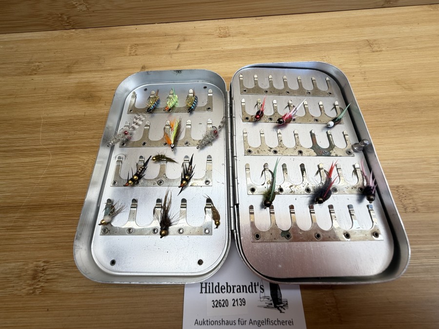 Fliegenbox, Richard Wheatley, Alu, 155x90x28mm, mit 42 Meerforellenfliegen, Nymphen und Streame, Fliegenbox Gebrauchsspuren