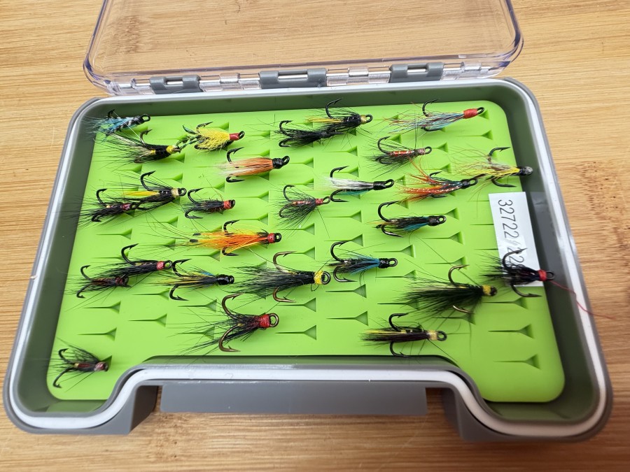 Lachsfliegensortiment: 26 Stück - Drilling - #10 bis 16 - Island Muster - Salmon flies - in Kunststoffbox mit geschlitzter Foameinlage - 140x95x15mm - gute Qualität