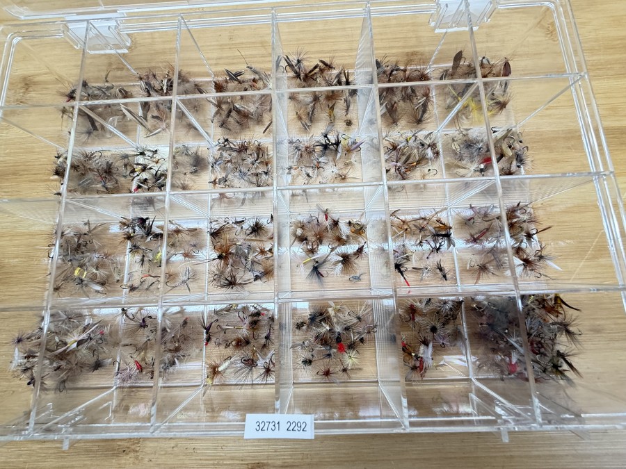 Trockenfliegensortiment, Kunststoffbox, transparent, 335x230x50mm, 600 Trockenfliegen von Devaux, Ragot und anderen französischen Herstellern, Grösse 10 bis 20, für Äschen und Forellen
