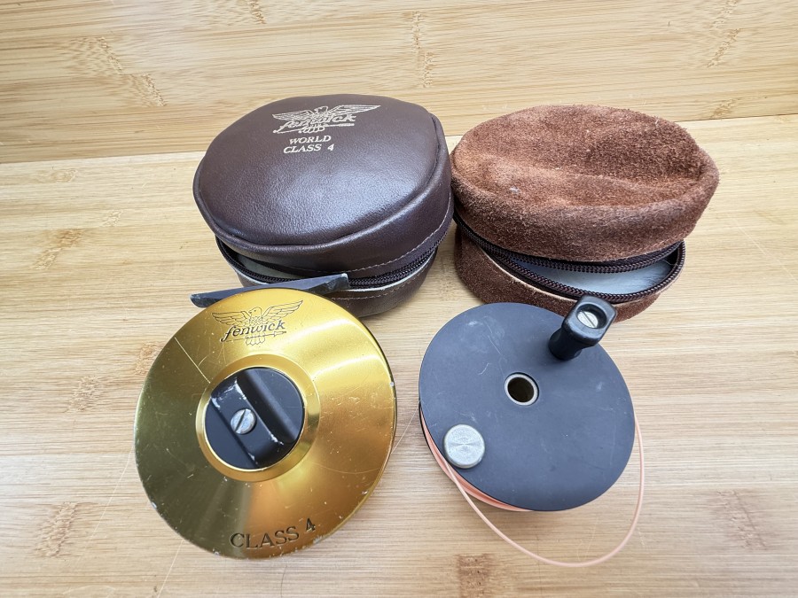 Fliegenrolle, Fenwick, Class 4, Linkshand,  Rollendurchmesser 85mm, Rollenbreite 35mm, Gewicht 281g, mit Fliegenschnur WF 7 F, Reservespule mit Fliegenschnur WF 7 F, Leder Rollentaschen, Gebrauchsspuren
