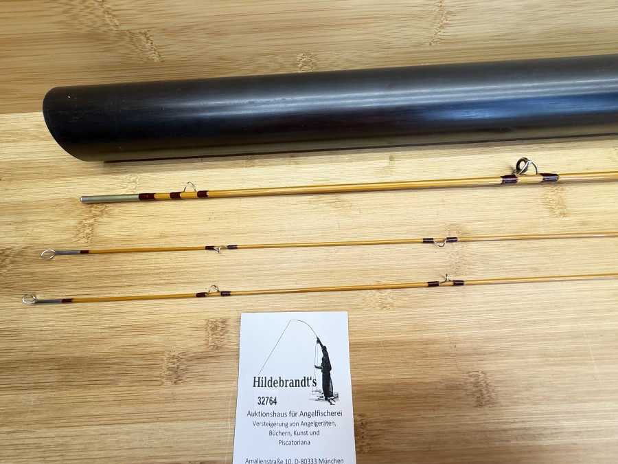 Gespliesste Fliegenrute, Straocaster "Royal Flusk", by P. Veugelers/Laslo Elnetti, 66422 E,  2tl.g, 6.6", #3/4, Gewicht 97g, Reservespitze, Hülse und Schubrollenhalter Neusilber, Futteral, Kunststoff Transportrohr, leichte Gebrauchsspuren, Transportlänge 1050mm