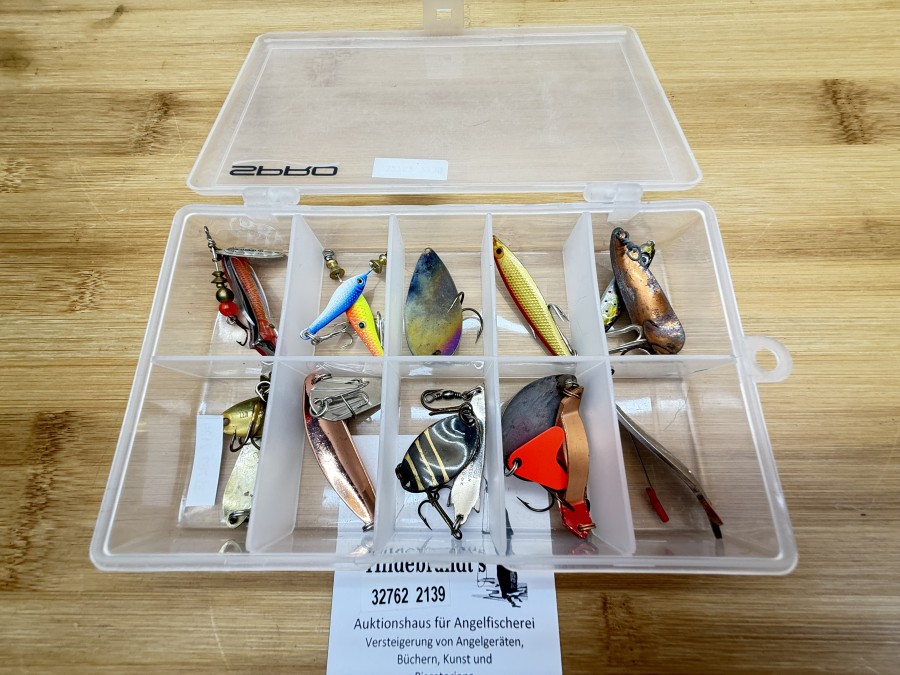 16 Kunstköder, Abu, Toby, Lill Öringen, Record Sweden, Len Thompson, Mepps,  und ungemarkte Köder, teilweise gefischt, in Pro Kunststoffbox