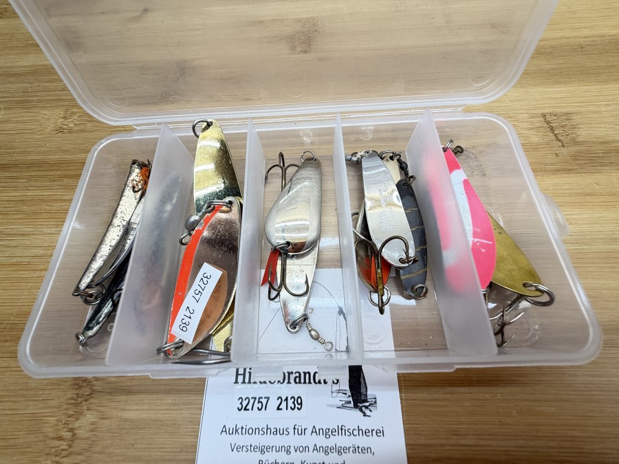 13 Kunstköder, Flatt Spinner, Gibbs, Grusader, Intrepid, Kompis 19g, Mozzi, Ryna und ungemarkte Köder, teilweise gefischt, in Kunststoffbox