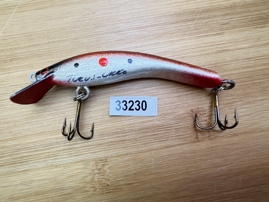 Wobbler, Turus Ukko, Handmade in Finland, gemarkt, rot/silber/bronze/schwarz, mit schwarzen und orangen Punkten, 9cm, 11,00g, ungefischt