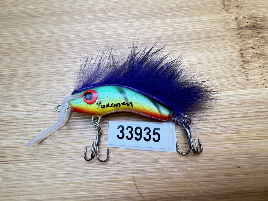 Wobbler, Turunen Finland, gemarkt, 4cm, 4g, rot/gelb/grün/schwarz, violetter Fellstreifen, ungefischt