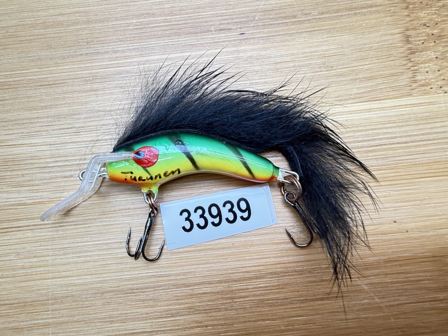 Wobbler, Turunen Finland, gemarkt, 4cm, 4g, rot/gelb/grün/schwarz, schwarzer Fellstreifen, ungefischt