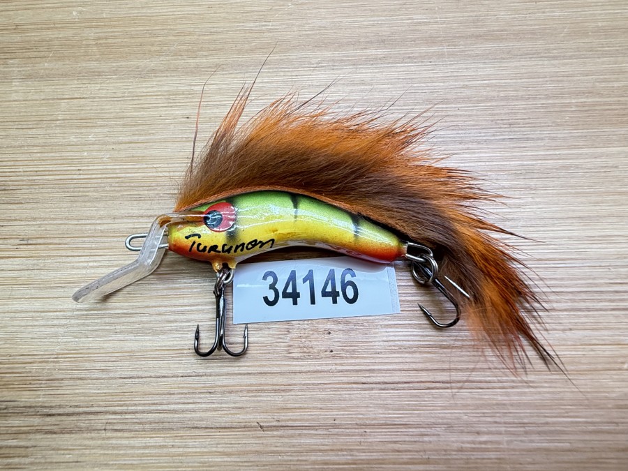 Wobbler, Turunen Finland, gemarkt, 3cm, 4g, rot/gelb//grün/schwarz, brauner Fellstreifen, ungefischt