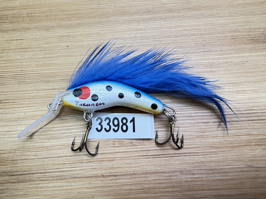 Wobbler, Turunen Finland, gemarkt, 4cm, 4g, gelb/beige/blau/schwarz, blauer Fellstreifen, ungefischt