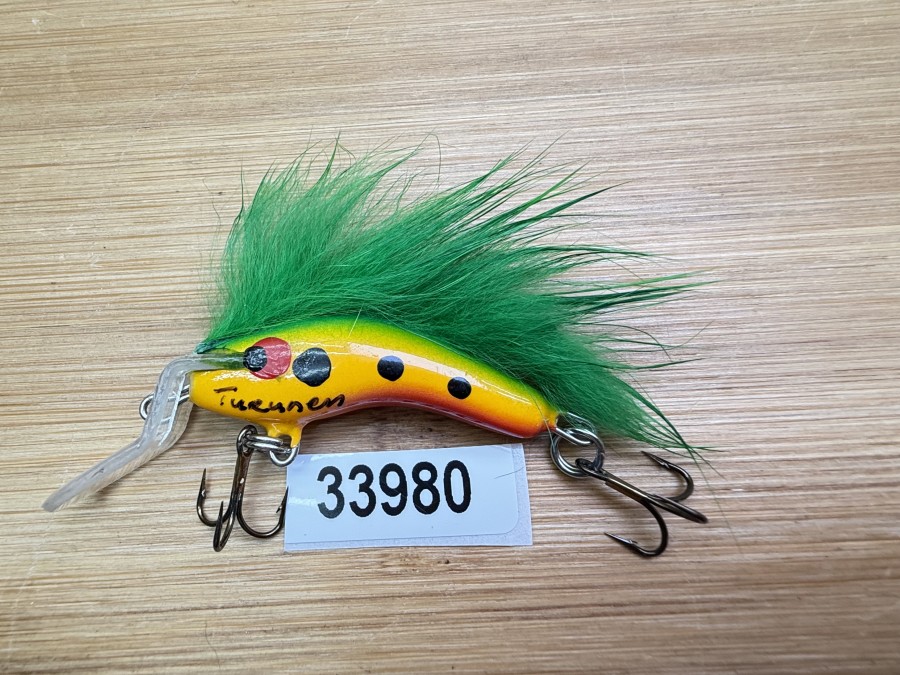 Wobbler, Turunen Finland, gemarkt, 4cm, 4g, rot/orange/grün/schwarz, grüner Fellstreifen, ungefischt
