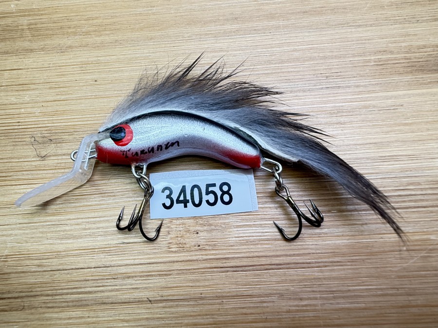Wobbler, Turunen Finland, gemarkt, 4cm, 4g, rot/silber/schwarz, grauer Fellstreifen, ungefischt