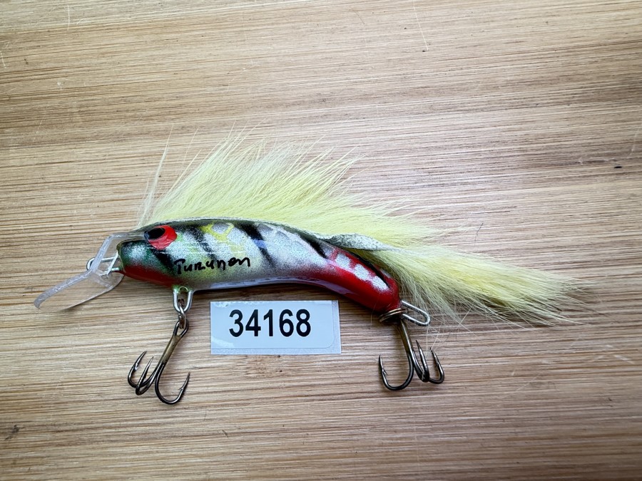 Wobbler, Turunen Finland, gemarkt, 6cm, 8g, rot/silber/schwarz, hellgrüner Fellstreifen, ungefischt