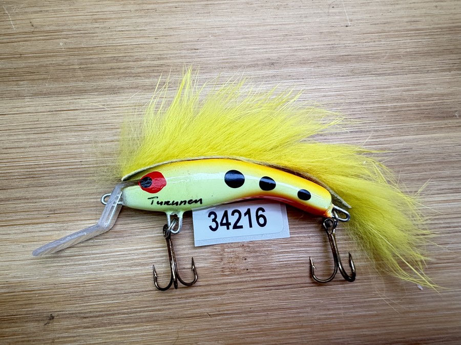 Wobbler, Turunen Finland, gemarkt, 6cm, 8g, rot/gelb/schwarz, hellgrüner Fellstreifen, ungefischt
