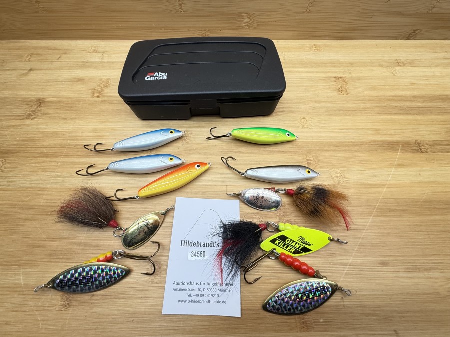 Konvolut 10 Kunstköder, 2 Mepps Musky Killer,  3 Mepps Giant Killer, 5 Küstenwobbler, in Abu Garcia Kunststoffbox